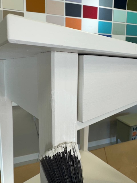 Cómo pintar mesitas de IKEA 6 Aplicamos la imprimación en las mesitas de IKEA