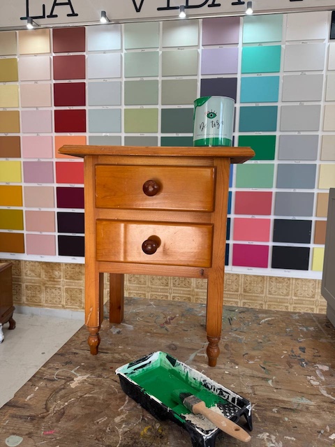 Cómo pintar una mesita de pino en Verde Ordovás: dale un toque fresco a tu deco