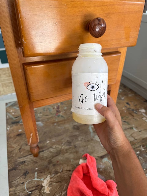 Limpiamos la mesita de pino con Superclean