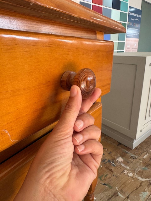 Tirador de la mesita de pino