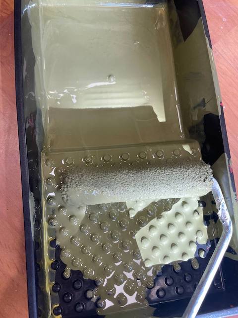 Cómo restaurar un viejo cabecero 23 Mezclamos la pintura con un poco de agua