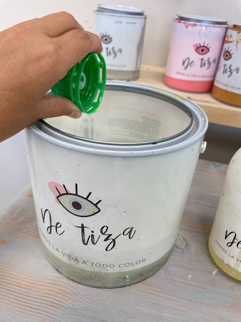 El secreto para hacer efecto cemento en encimeras 5 Preparamos el Superclean para limpiar la pared y la encimera.