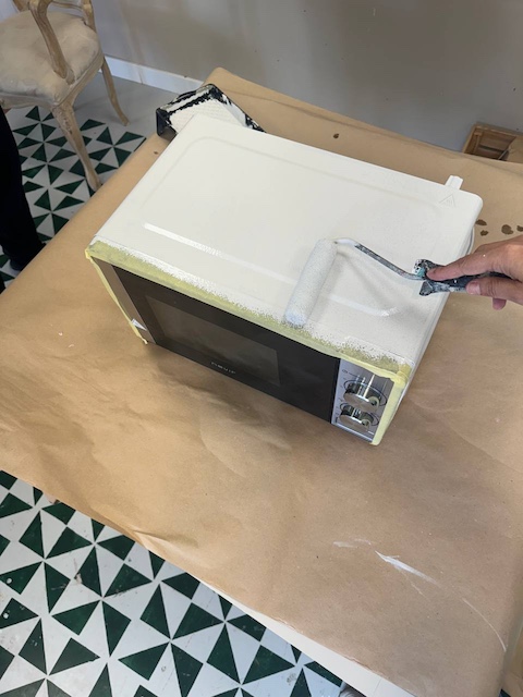 Como pintar un microondas 7 Pintar microondas en color blanco