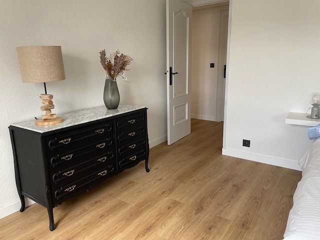 Pintar tu casa: ¿Blanco o color? ¡Descúbrelo aquí! 6 Mueble negro sobre pared pintada de blanco