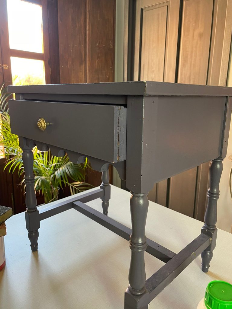 Como cambiar el color de un mueble pintado