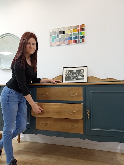 Taller Cantera Vintage 3 Noelia con un mueble pintado en Picadilly