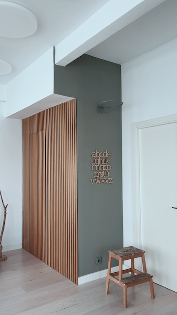 Pared pintada de habitación juvenil en verde