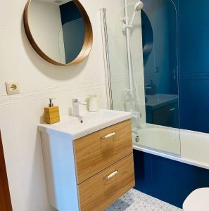 Guía completa para pintar y decorar tu casa según tu estilo de decoración 24 Baño pintado en Azul Picadilly y Blanco Wevet