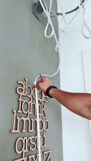 Cómo pintar una habitación juvenil: personaliza su espacio 12 Simulamos el palo de canasta sobre la pared de la habitacion juvenil pintada