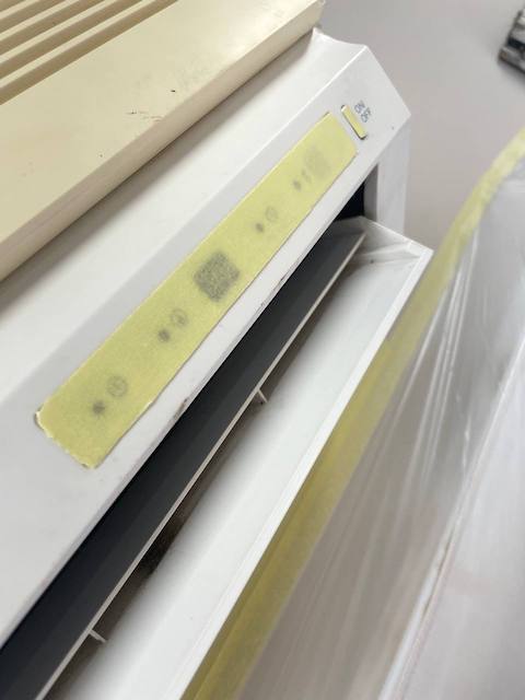 Cómo pintar un aire acondicionado: tutorial DIY 6 Pantalla del aire acondicionado que vamos a pintar protegida con cinta