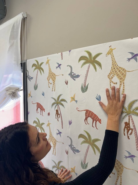 5 Ideas para renovar el cabecero de tu cama 16 Gema colocando papel pintado Fauna en la pared