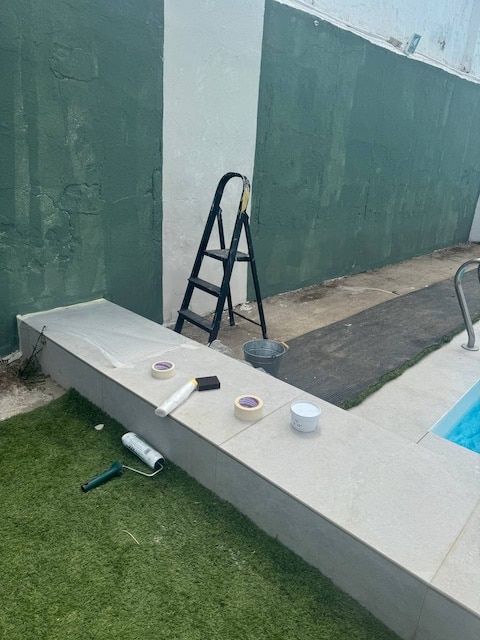 Pared de exterior pintada en Humo Verde