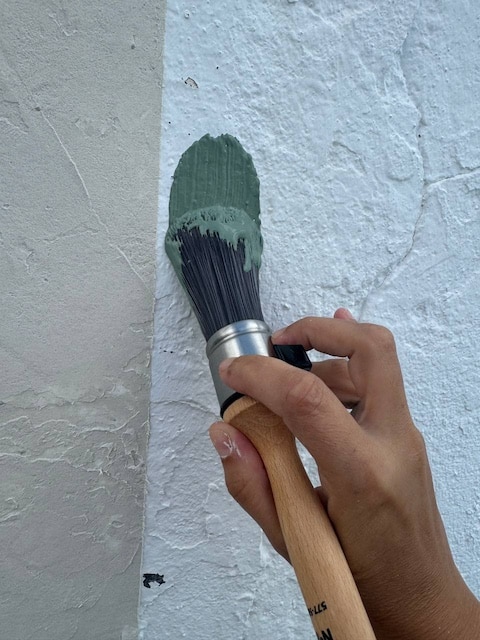 Aplicamos la pintura Humo Verde con brocha