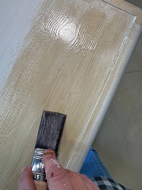 Aplicamos la pátina nogal con brocha