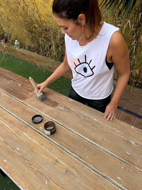 Gema aplicando pátina castaño en la puerta decapada