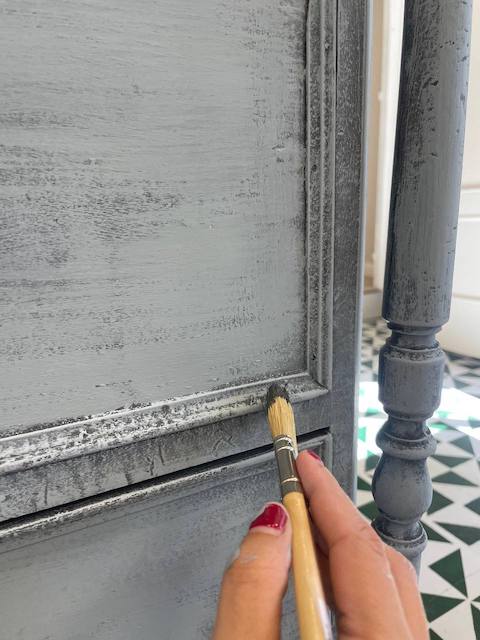 Pintar una cómoda con chalk paint con acabado profesional 18 Repasamos la pátina con color Casi negro en la vitrina pintada