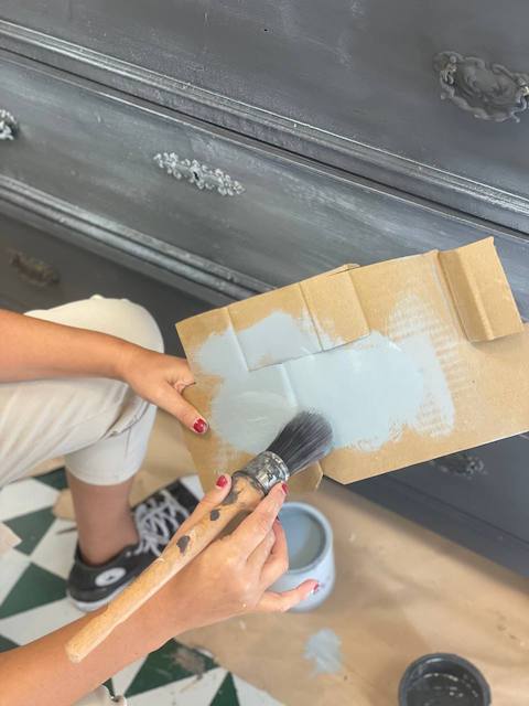 Pintar una cómoda con chalk paint con acabado profesional 16 Tecncia brocha seca en vitrina pintada con chalk paint