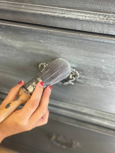 Pintar una cómoda con chalk paint con acabado profesional 17 Patinamos en color Budapest despues de pintar la cómoda con chalk paint