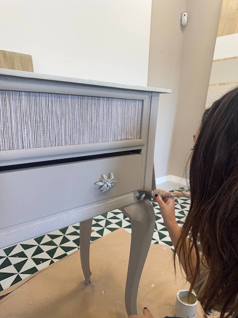 Gema aplicando pátina en el mueblo pintado con estilo Shabby Chic