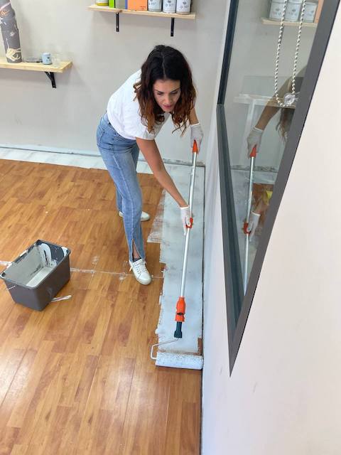 Guía para restaurar y pintar una tarima flotante 17 Pintamos suelo de tarima flotante con rodillo