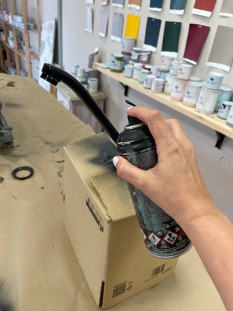 Cómo pintar un fregadero de forma fácil y económica 23 Pintamos el grifo con pintura en spray