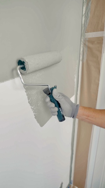 Cómo pintar una habitación juvenil: personaliza su espacio 4 Pintamos la pared de la habitación juvenil con rodillo en Verde Piedra