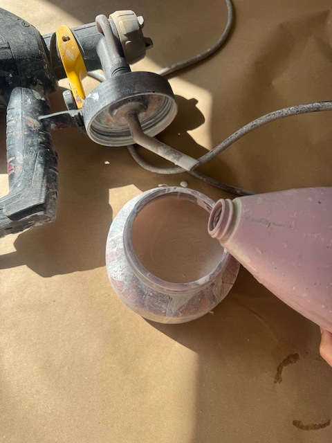 Llenamos la pistola con la imprimación