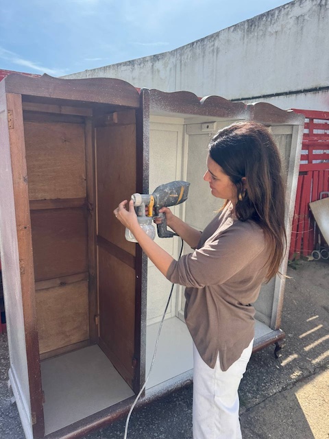 Cómo pintar un armario por menos de 60€: Gema pintando con pistola