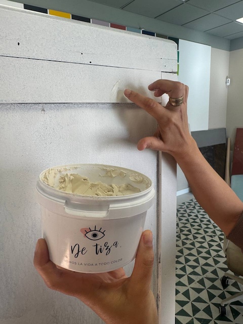 Gema tapando los agujeros del armario con masilla