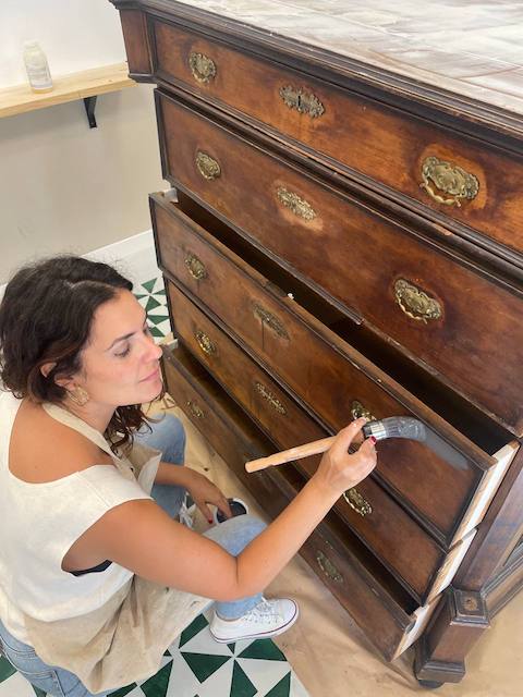 Pintar una cómoda con chalk paint con acabado profesional 14 Gema pintando la cómoda con Chalk Paint