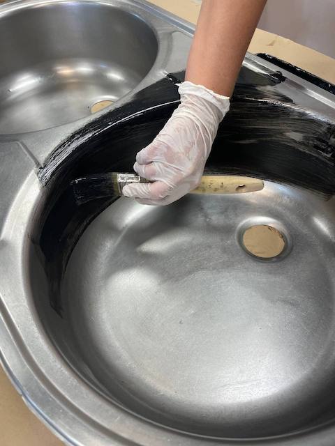 Cómo pintar un fregadero de forma fácil y económica 19 Pintamos el fregadero con la brocha