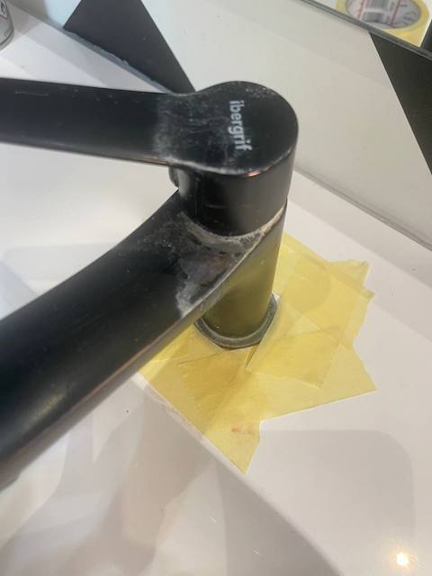 Pintar con spray: Tips para un acabado profesional 3 Preparamos el grifo antes de pintarlo