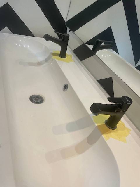 Pintar con spray: Tips para un acabado profesional 4 Grifos protegidos con cinta antes de pintar