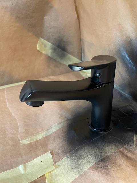 Pintar con spray: Tips para un acabado profesional 6 Grifo pintado con spray negro mate