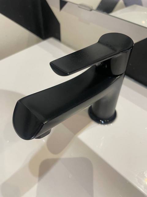 Pintar con spray: Tips para un acabado profesional 8 Pintar grifo con spray negro mate