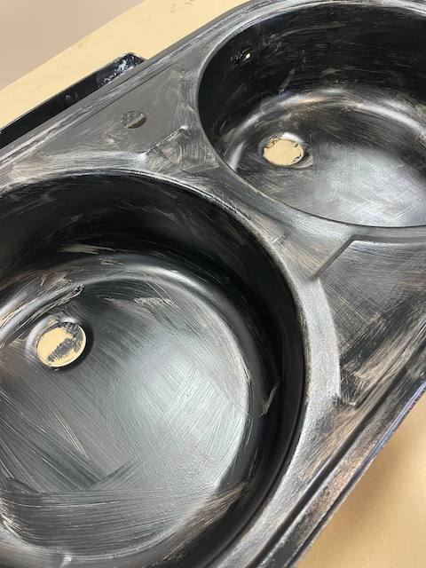 Cómo pintar un fregadero de forma fácil y económica 20 Fregadero pintado con brocha primera mano