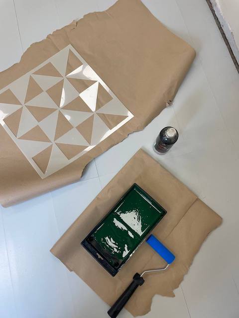 Guía para restaurar y pintar una tarima flotante 24 Plantilla y pintura para hacer dibujo en la tarima flotante