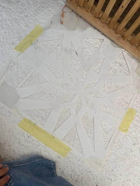 Cómo pintar el suelo de tu terraza paso a paso 8 Fijamos la plantilla en el suelo