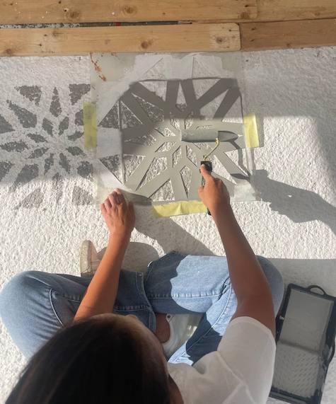 Cómo pintar el suelo de tu terraza paso a paso 9 Pintamos el dibujo del suelo de terraza