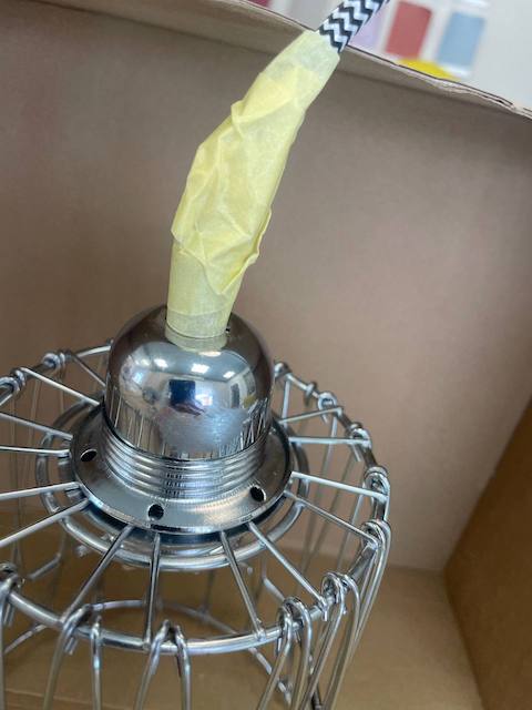 Pintar lámparas de techo: ilumina con estilo 4 Protegemos la lámpara de techo con cinta adhesiva