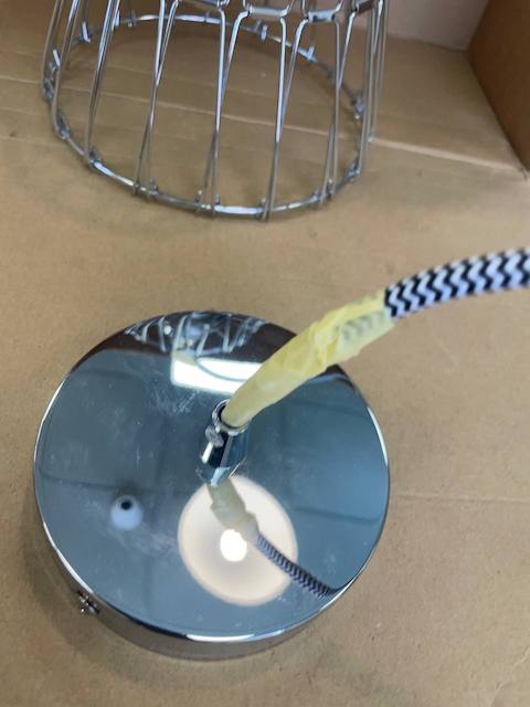 Pintar lámparas de techo: ilumina con estilo 3 Encintamos la lampara de techo antes de pintar