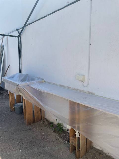 Tapamos la cocina de exterior para no manchar la encimera