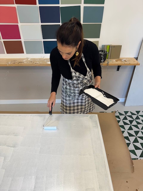 Gema aplicando la imprimación