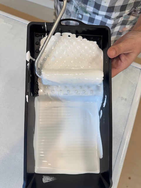 Descargamos el rodillo en la bandeja