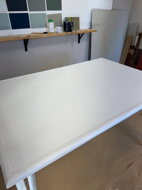 Mesa de cristal con segunda mano de imprimación