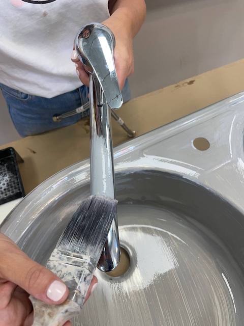 Cómo pintar un fregadero de forma fácil y económica 14 Aplicamos imprimación en el grifo