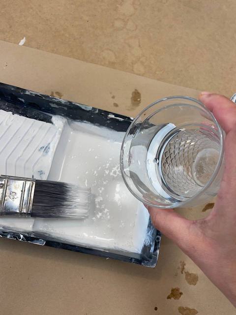 Añadimos agua a la imprimación