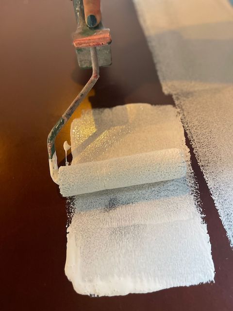 Cómo restaurar una mesa de madera 38 Aplicamos el primer en mesa oscura