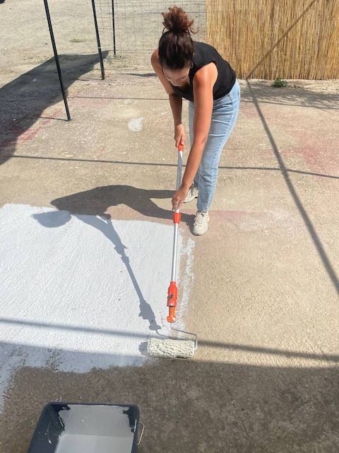 Cómo pintar el suelo de tu terraza paso a paso 4 Gema pintado el suelo de la terraza exterior de blanco Wevet