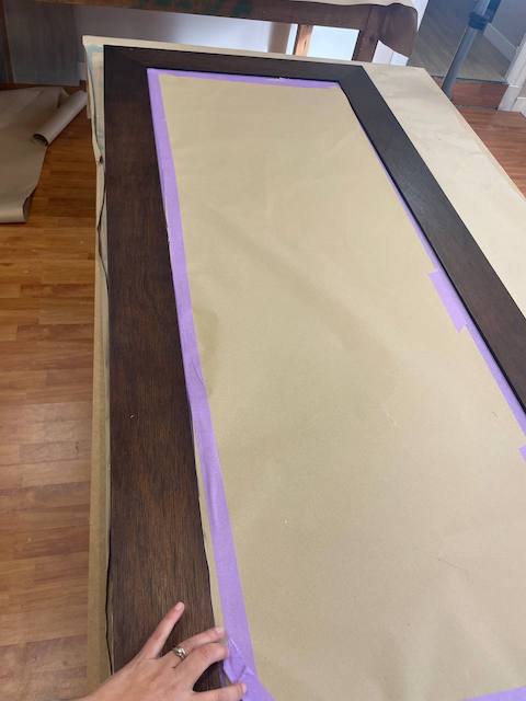 Cómo aclarar la madera de un mueble 5 Encintamos la superficie que no queremos pintar